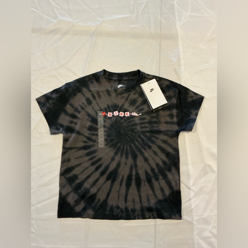 NWT Nike Black and Gray Graphic Tee KIDS TIEDYE hearts size Xs